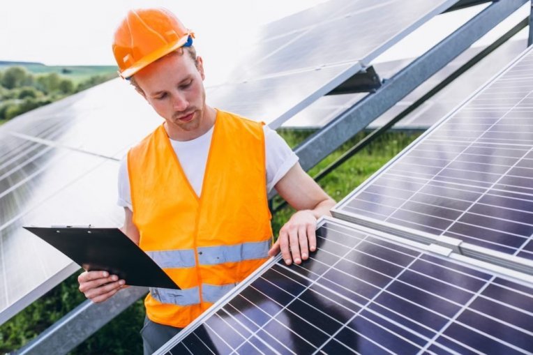 دورة فني أنظمة الطاقة الشمسية