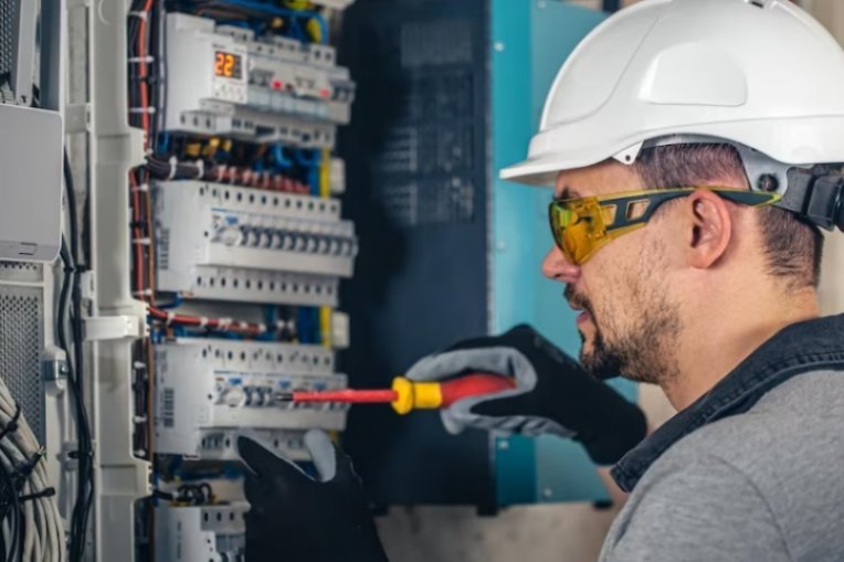 دراسات تأهيل مهندس تطبيقي كهرباء