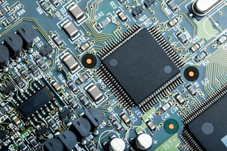 دراسات مهندس تطبيقي إلكترونيات متخصص في الحاسبات والإلكترونيات الدقيقة